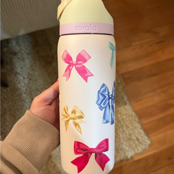 Owala UO Exclusive FreeSip 32 oz Water Bottle - Picture 4 of 4